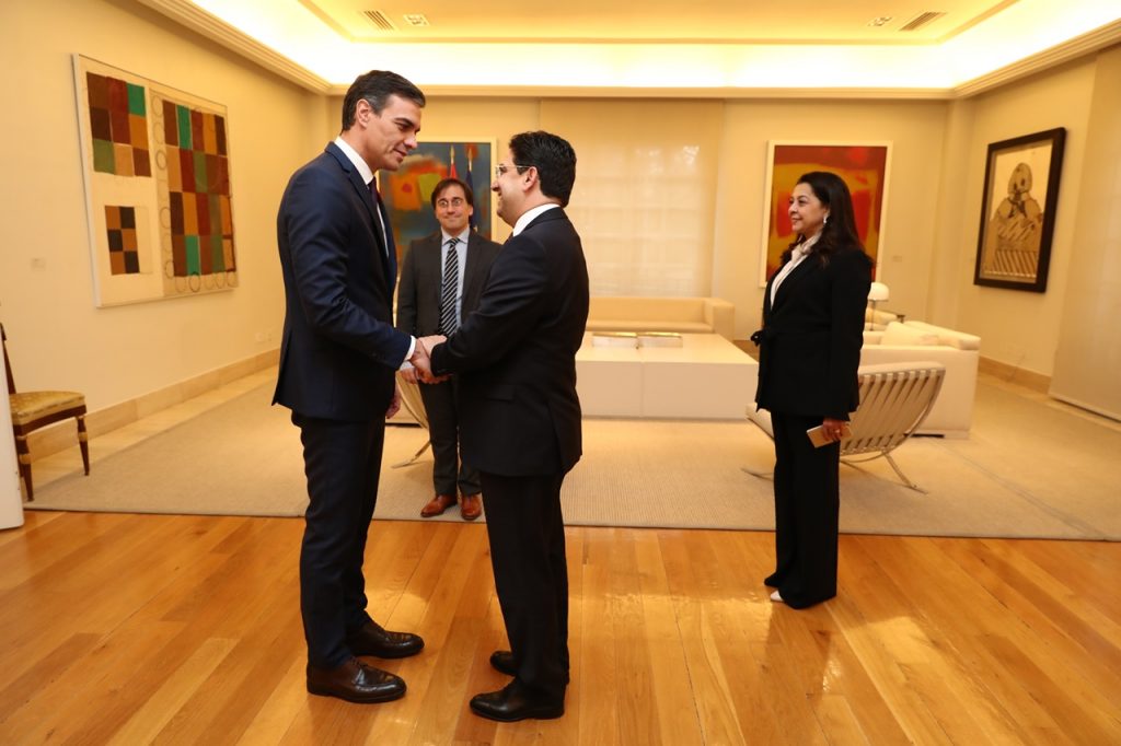 El presidente español, Pedro Sánchez, recibe al ministro de Exteriores marroquí, Naser Burita, en un encuentro anterior. POOL