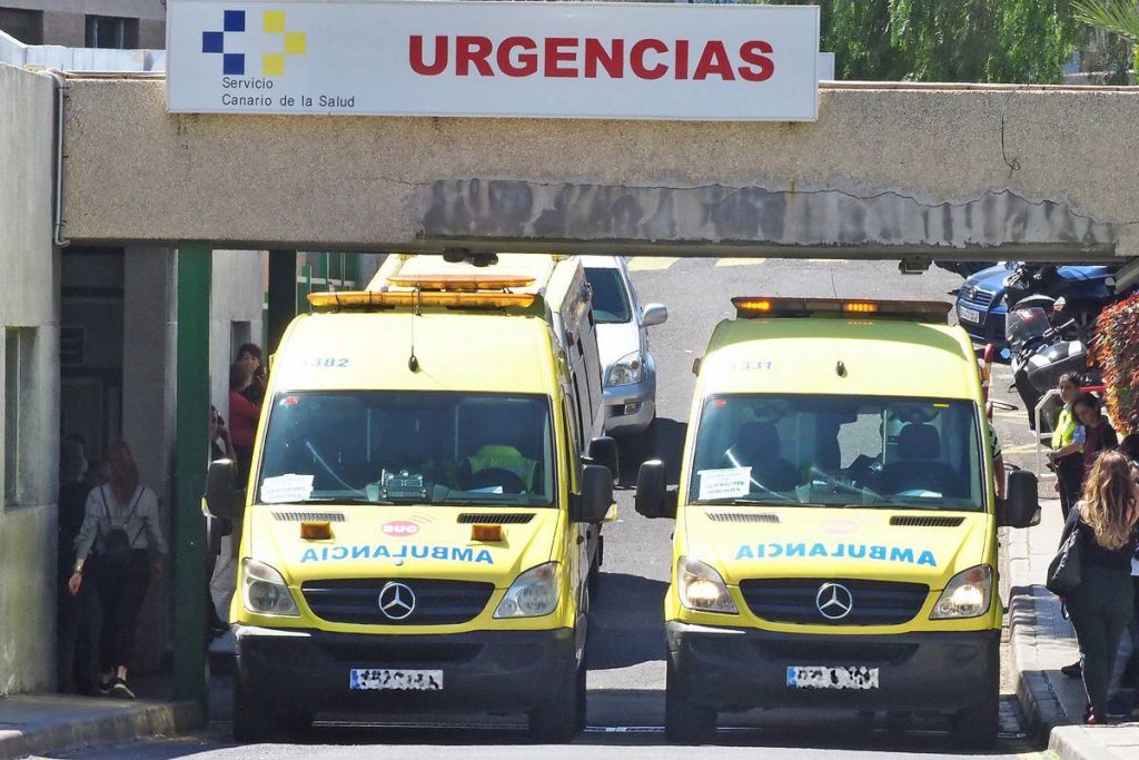 Imagen de varias ambulancias del Servicio de Urgencias Canario (SUC) en el exterior del servicio de Urgencias de un Hospital tinerfeño. Sergio Méndez