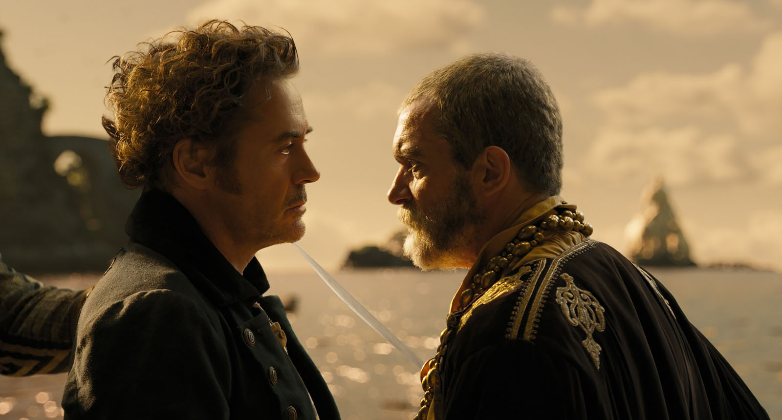 Robert Downey Jr. y Antonio Banderas, quien interpreta al rey de los piratas en 'Las aventuras del Doctor Dolittle'. DA