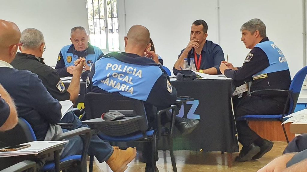 Florentino Guzmán Plasencia presidió ayer la reunión de coordinación con los distintos mandos policiales. DA