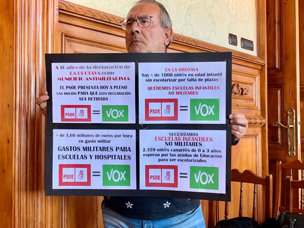 Un ciudadano mostró en el Pleno su rechazo a la moción presentada por el PSOE que finalmente fue aprobada. DA