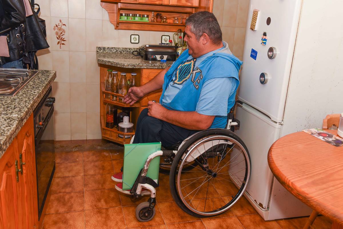 Gilberto Torres, en su casa del barrio de La Salud, afectada por la rotura de unas tuberías que han inundado áreas como la cocina. Sergio Méndez