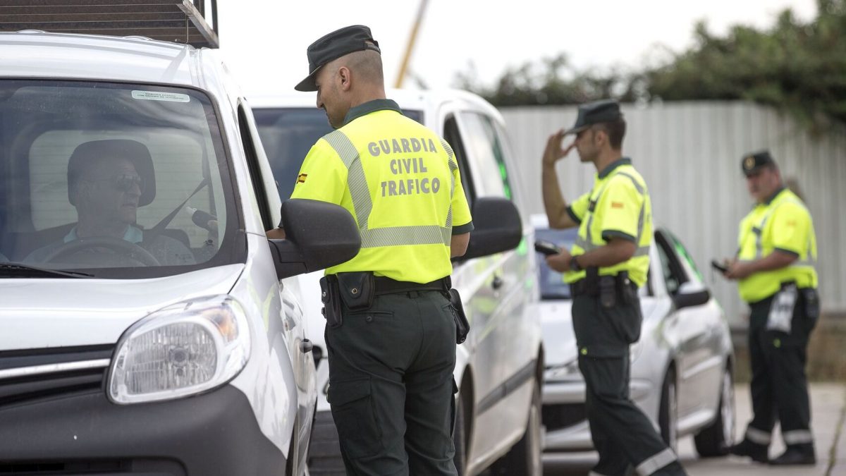 Agentes de la Guardia Civil realizan un control rutinario en la carretera.