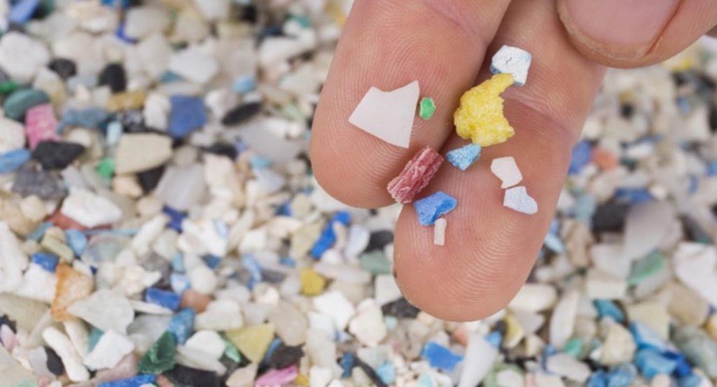 Encuentran microplásticos de hace diez años en una playa de Tenerife