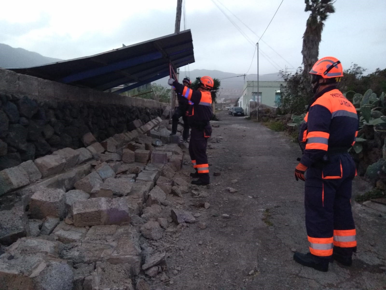 Caída de un muro en La Orotava debido al viento. EP