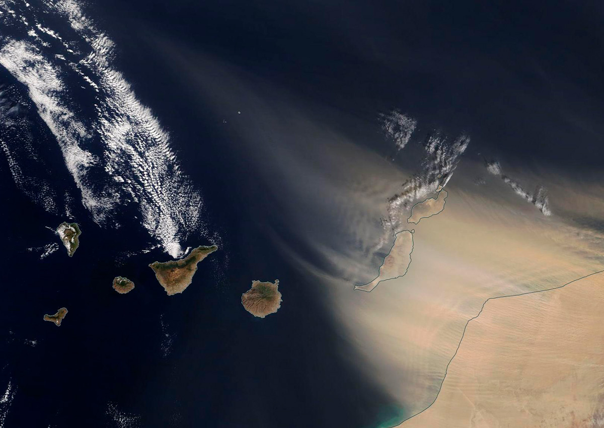 Una imagen del satélite MODIS de la NASA realizada durante las primeras horas de ayer muestra cómo el polvo en suspensión comenzaba a desplazarse desde África hacia Canarias. DA
