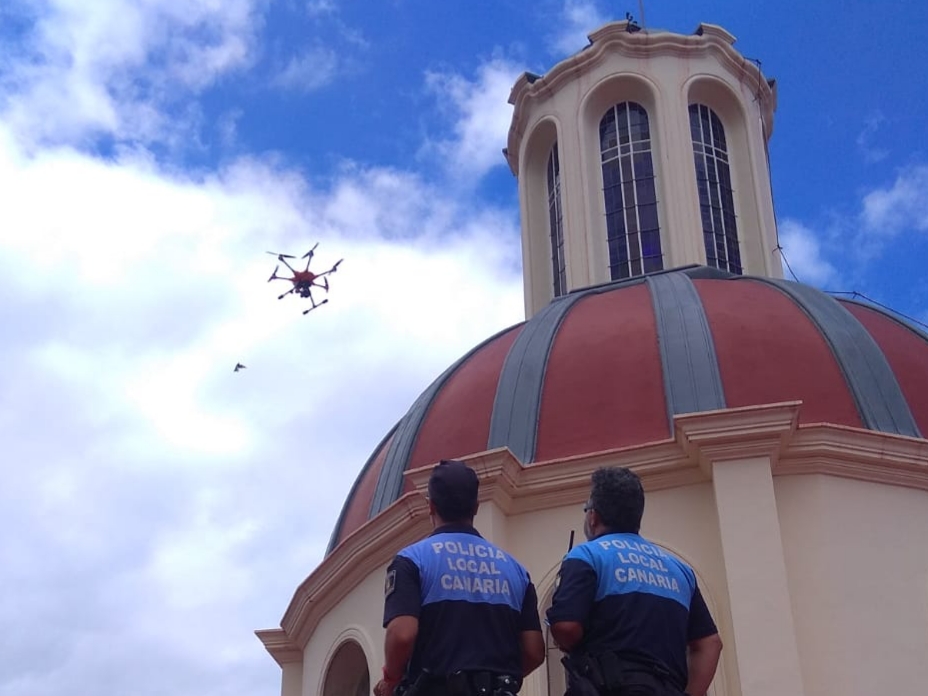 Dos policías locales en un operativo con la unidad de dron por el casco histórico de La Orotava. DA