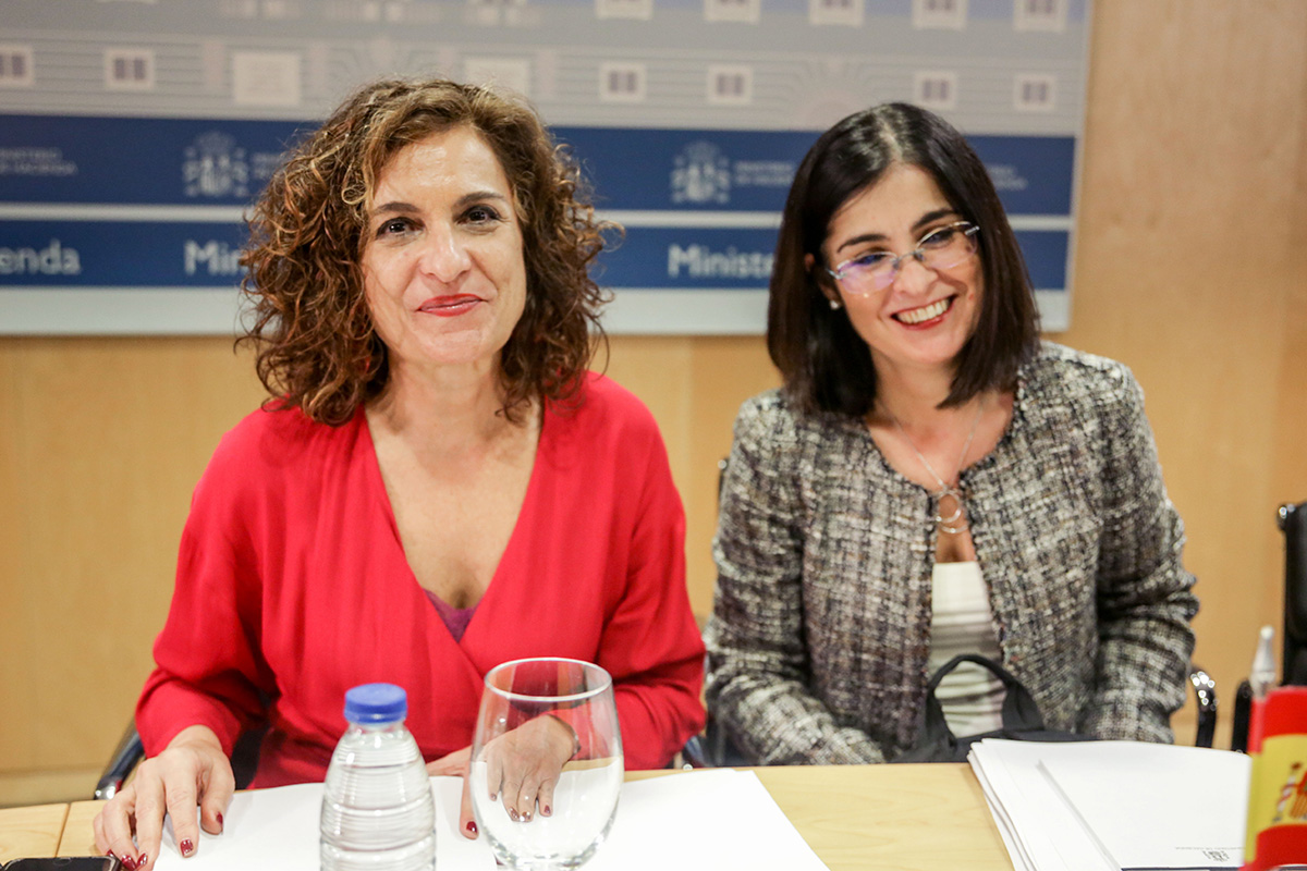 La ministra de Hacienda, María Jesús Montero, y la ministra de Política Territorial y Función Pública, Carolina Darias