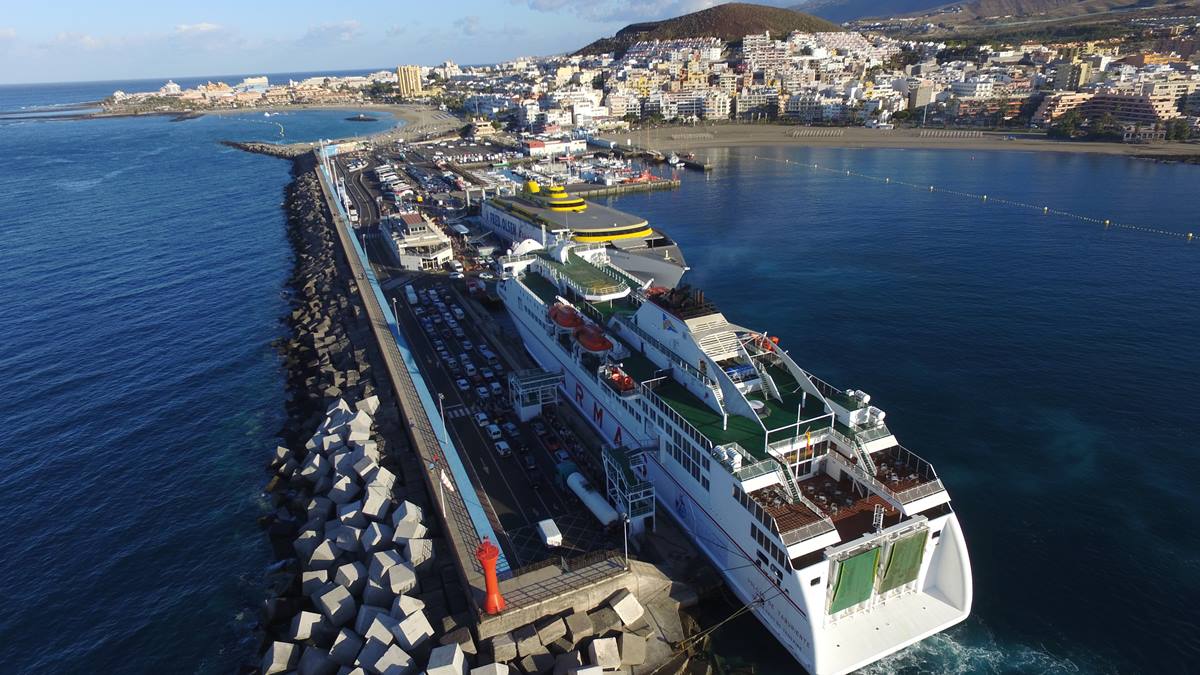 Imagen aérea del Puerto de Los Cristianos, en la costa de Arona, cuyo dique de abrigo será reparado en los próximos meses. Autoridad Portuaria