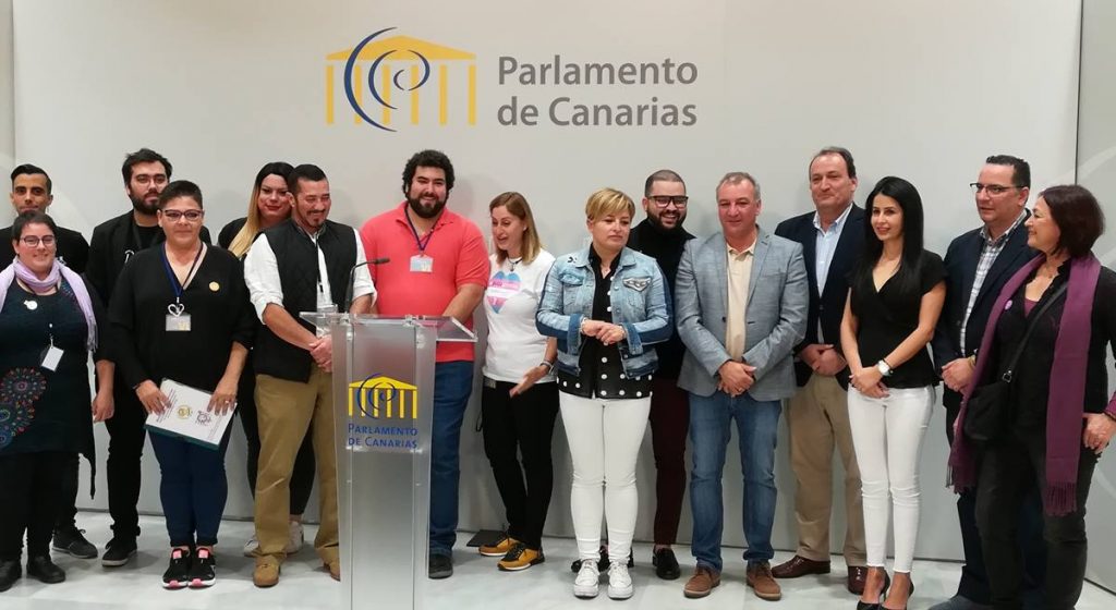 Rueda de prensa de representantes de todos los grupos del Parlamento de Canarias con una delegación de colectivos LGTBI. DA
