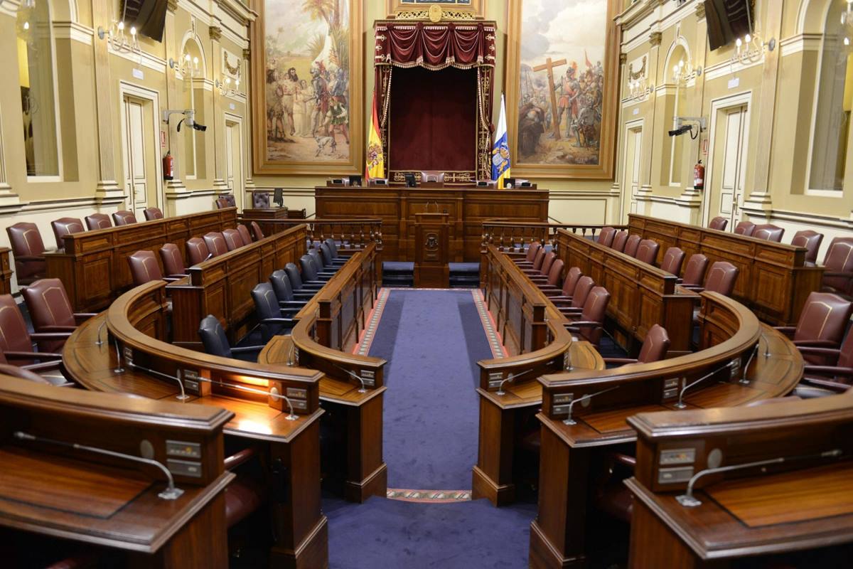 Está previsto que el Pleno del Parlamento de Canarias se celebre entre hoy y mañana. Fran Pallero