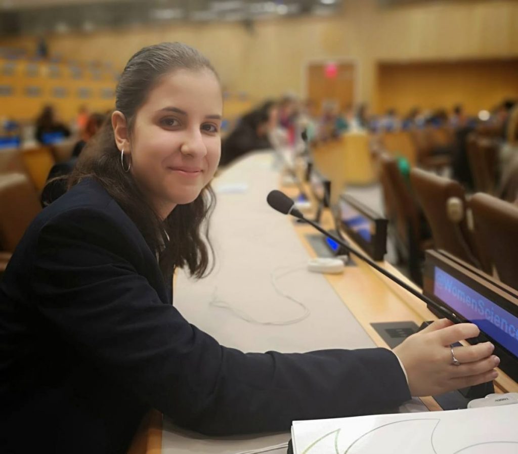 Victoria Ballesteros, estudiante del IES Ichasagua de Los Cristianos, en la sede de la ONU, en Nueva York. DA