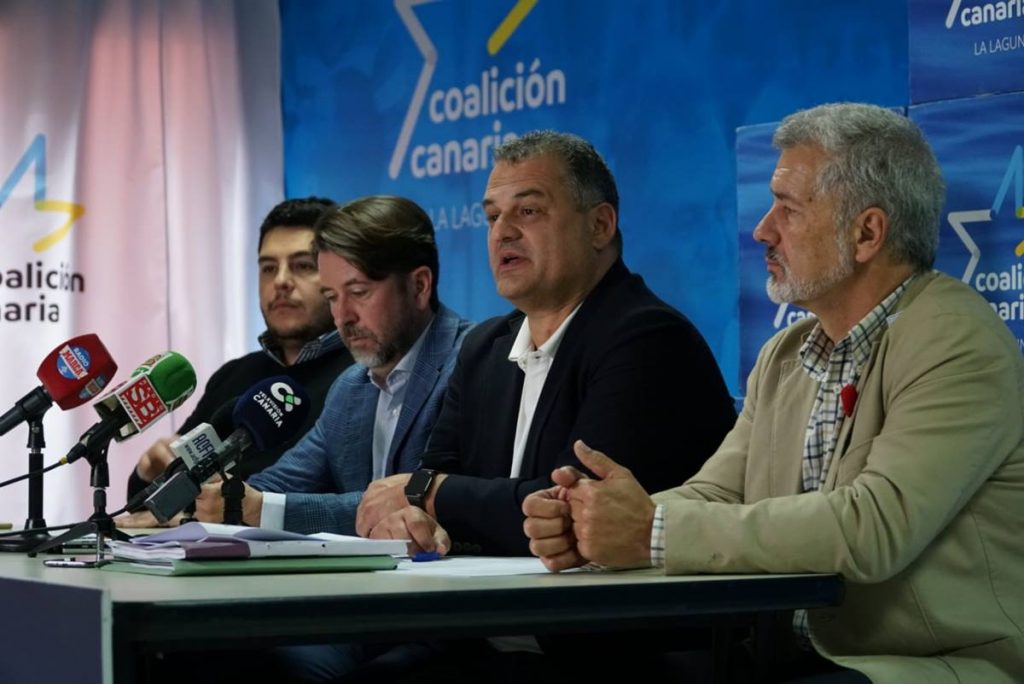 José Alberto Díaz (2D) y Carlos Alonso (2I), ayer, durante la rueda de prensa. DA