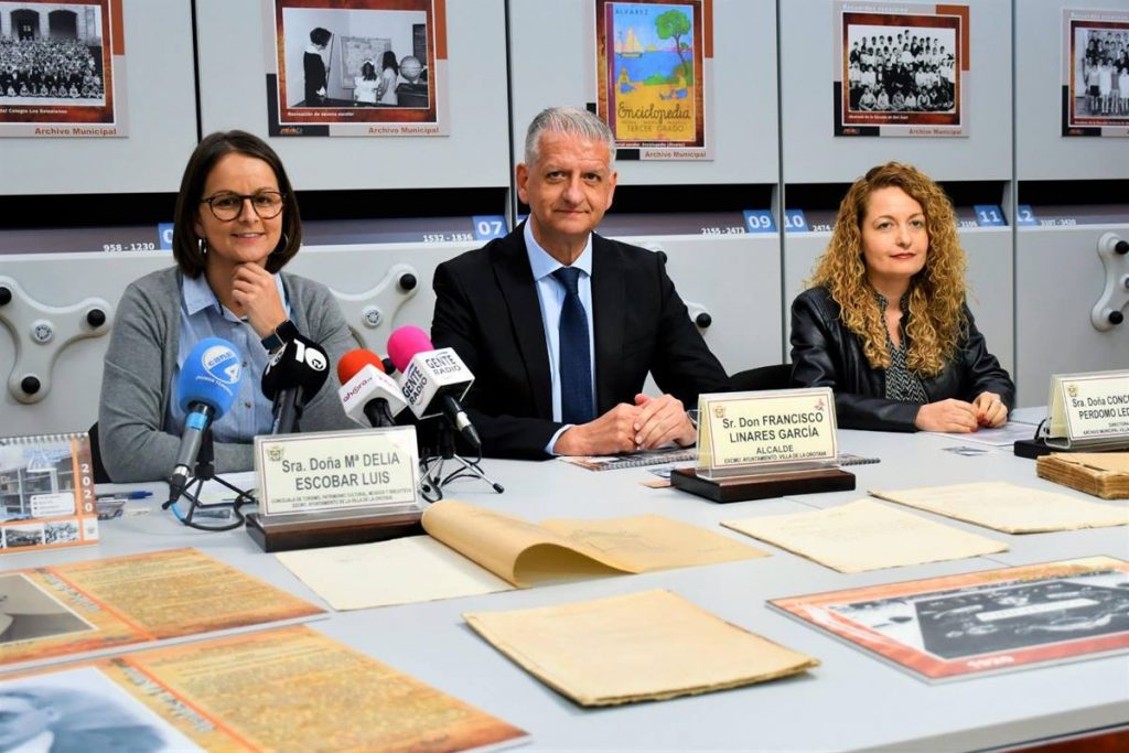 Delia Escobar, Francisco Linares y Concepción Perdomo presentaron ayer el balance del Archivo Municipal. DA