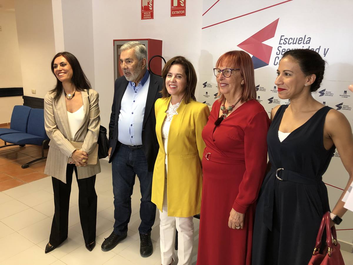 De izquierda a derecha, Natalia Brito, José Miguel Rodríguez Fraga, Teresa Cruz, Amada Trujillo y Natacha Sujanani, ayer, en Adeje. J. C. M.