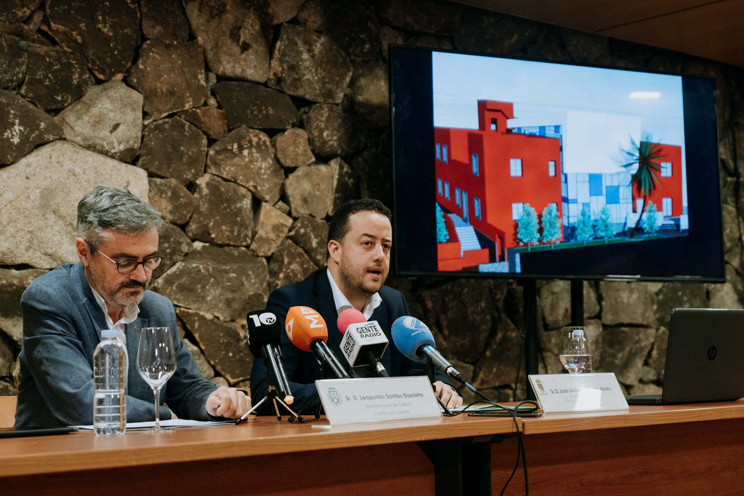 Leopoldo Santos Elorrieta y Juan Antonio García Abreu presentaron ayer el proyecto de la nueva biblioteca. DA