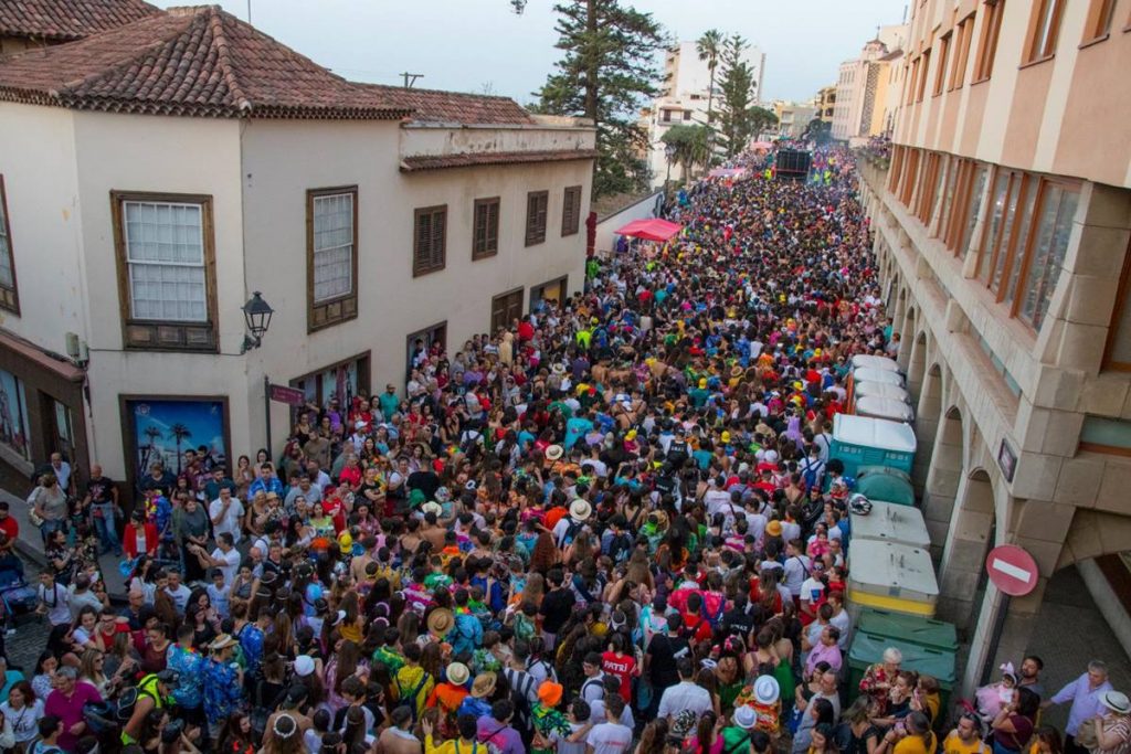 Miles de personas participaron ayer en el Coso de La Orotava, a pesar de su coincidencia con el de Santa Cruz. DA