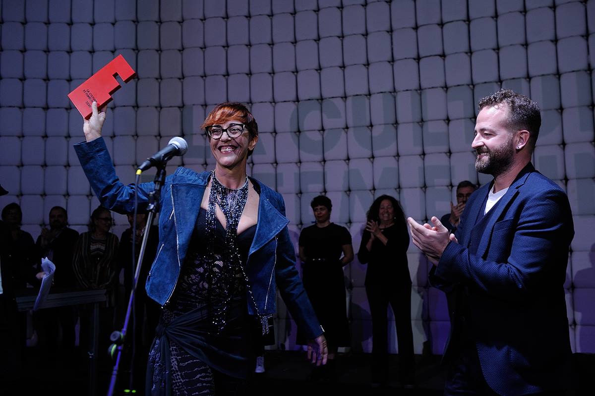 Cristi Pérez, ganadora de la convocatoria de artes plásticas, recibe el galardón de manos de Juan Márquez. DA