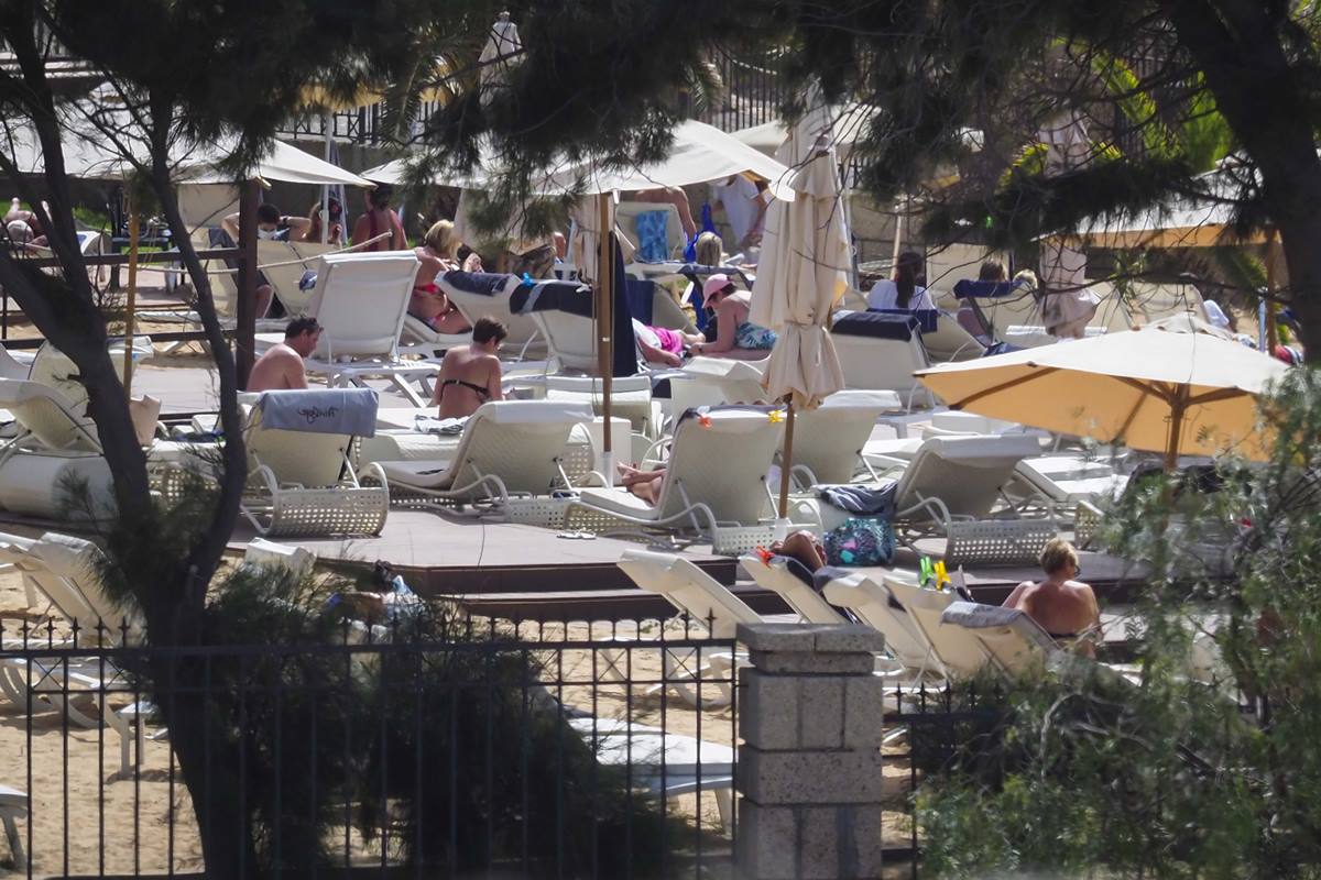 Los turistas regresaron ayer a la piscina del complejo hotelero, donde se les vio                     tomando el sol y bañándose. Sergio Méndez