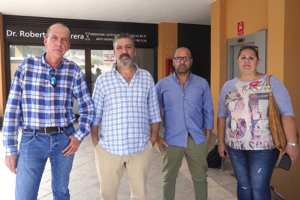 Manuel Fitas (izquierda) junto a otros compañeros de Sindicalistas de Base ayer en los exteriores del Hotel. Sergio Méndez