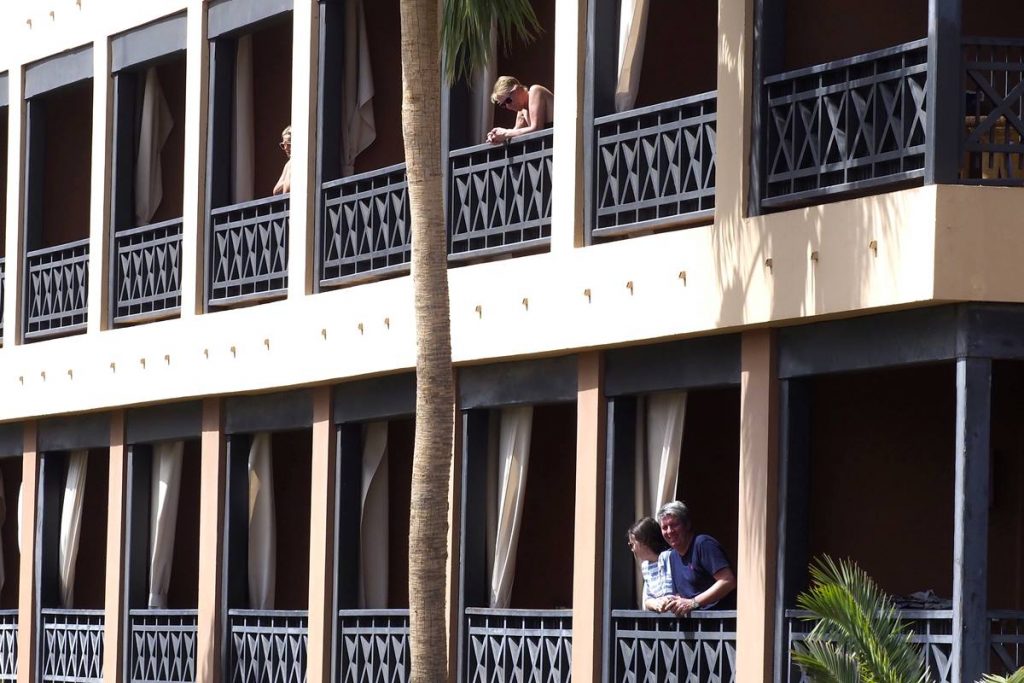 Los turistas aislados en el complejo hotelero pasean sin mascarilla por la piscina y la zona del comedor, mientras que en el hall principal y los pasillos optan por ponérsela a modo de prevención. DA