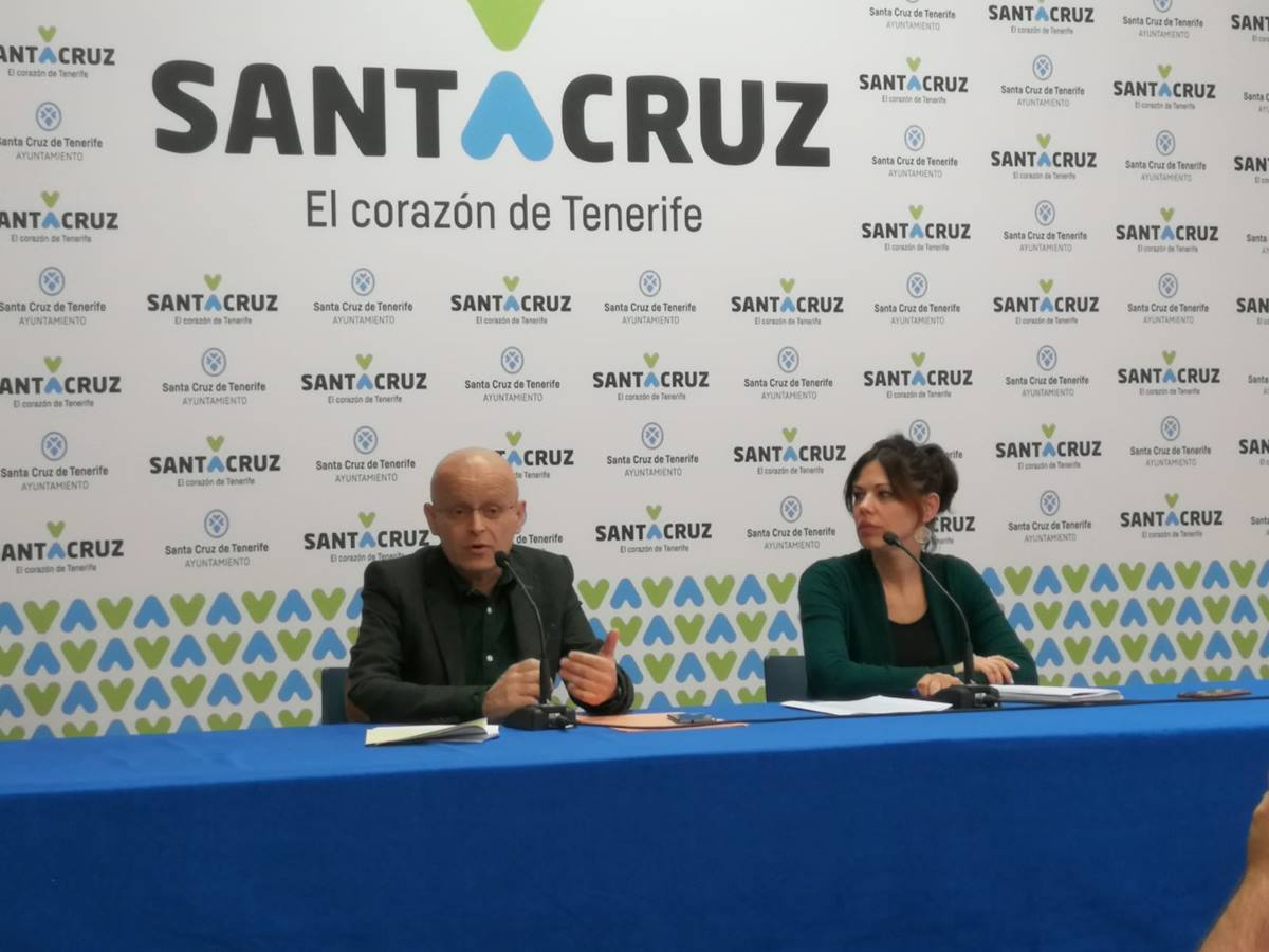 Ramón Trujillo y Yaiza Gorrín, ayer, durante la rueda de prensa para presentar la moción. DA