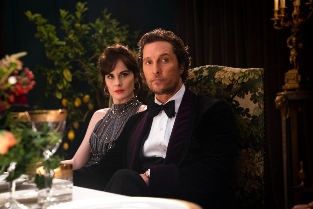 Michelle Dockery y Matthew McConaughey en The Gentlemen: Los señores de la mafia. DA