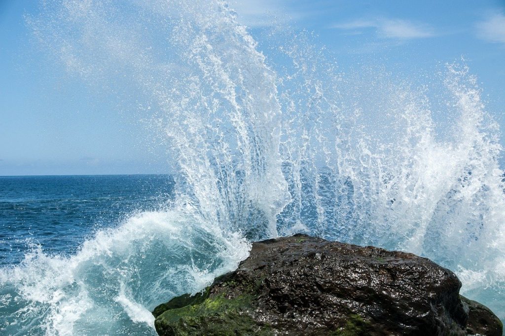 El agua impacta contra una roca en Tenerife. Pixabay