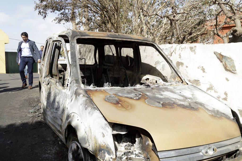 Pedro Martín visita las zonas afectadas por los incendios.