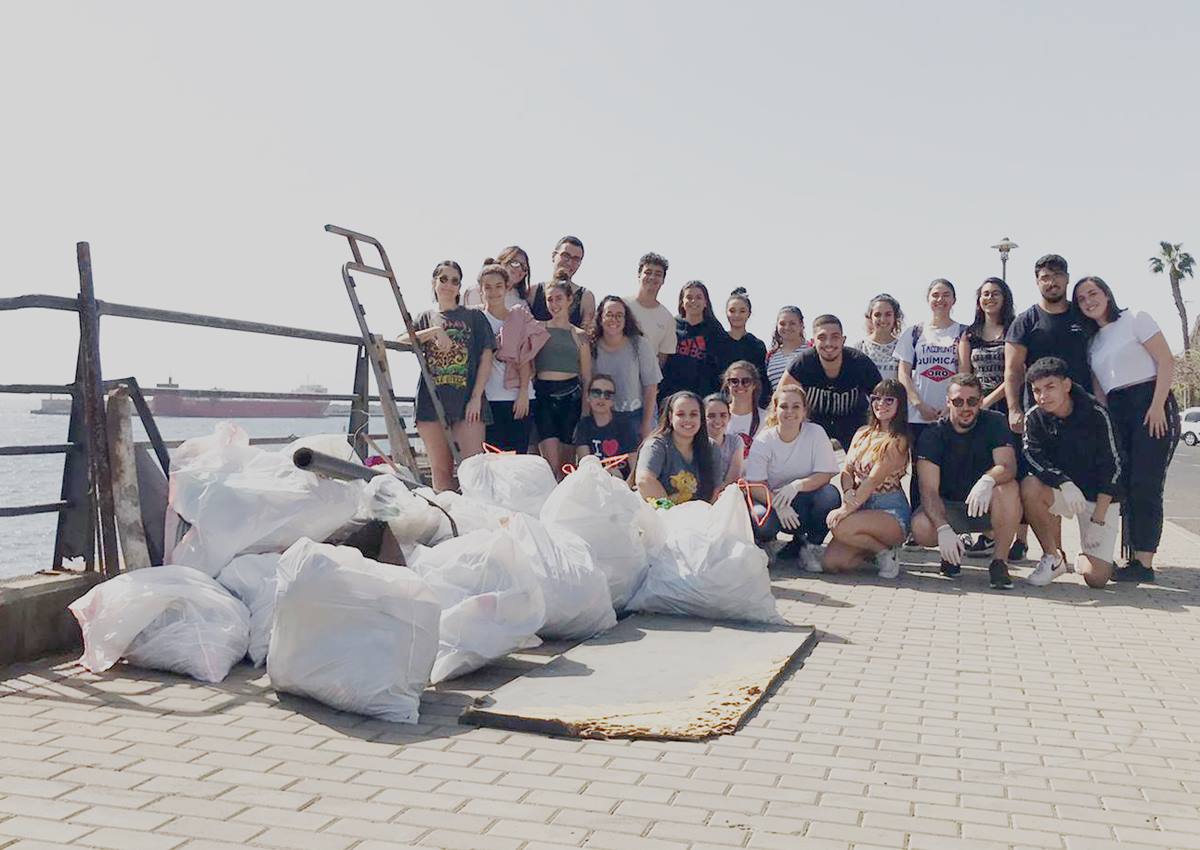 Alumnos del primer y segundo curso de Trabajo Social de la ULL en su primera recogida de residuos en el entorno de la playa de Valleseco. DA