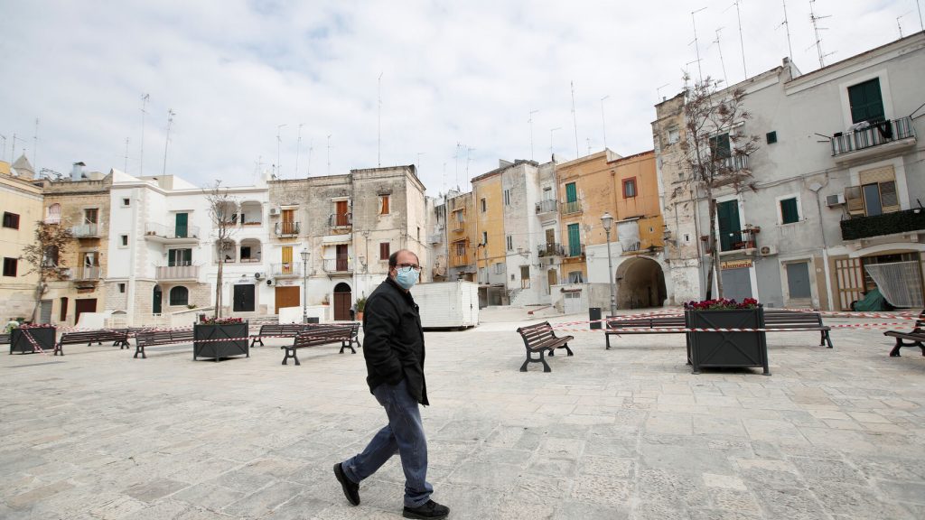 Un hombre pasea solo por la ciudad de Bari, Italia. Reuters