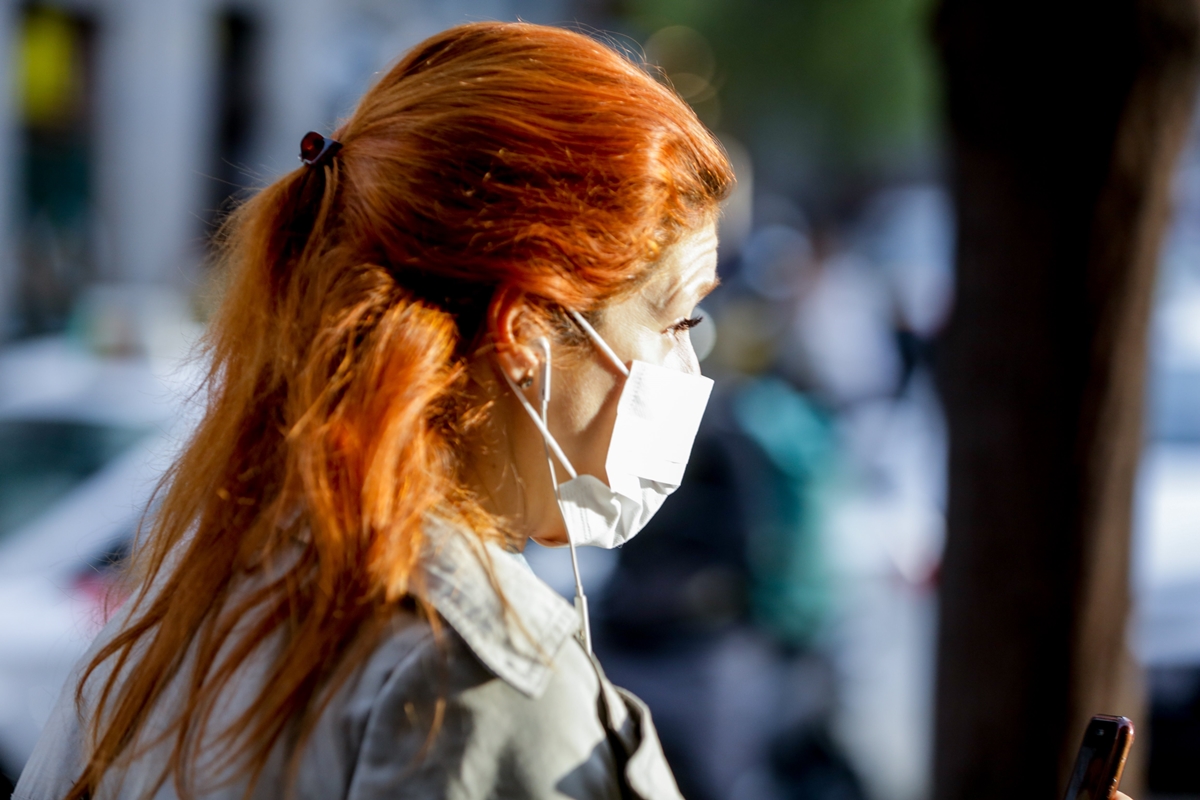 Coronavirus - Una mujer con mascarilla
