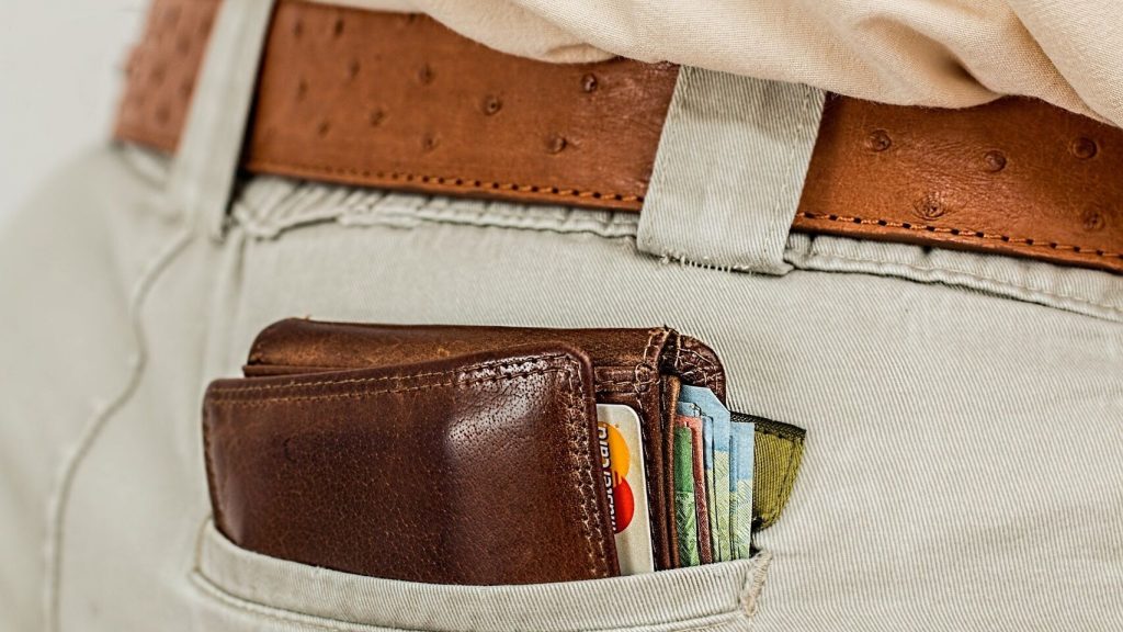 Una cartera sobresale del bolsillo trasero de un pantalón (imagen de recurso). EE