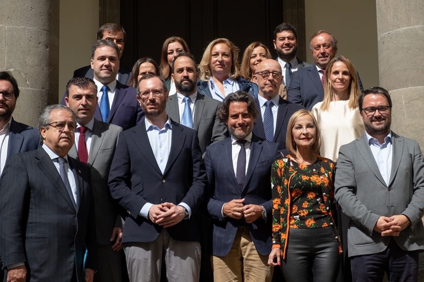 Foto de familia del PP con el presidente del Parlamento de Canarias, Gustavo Matos. / FRAN PALLERO 