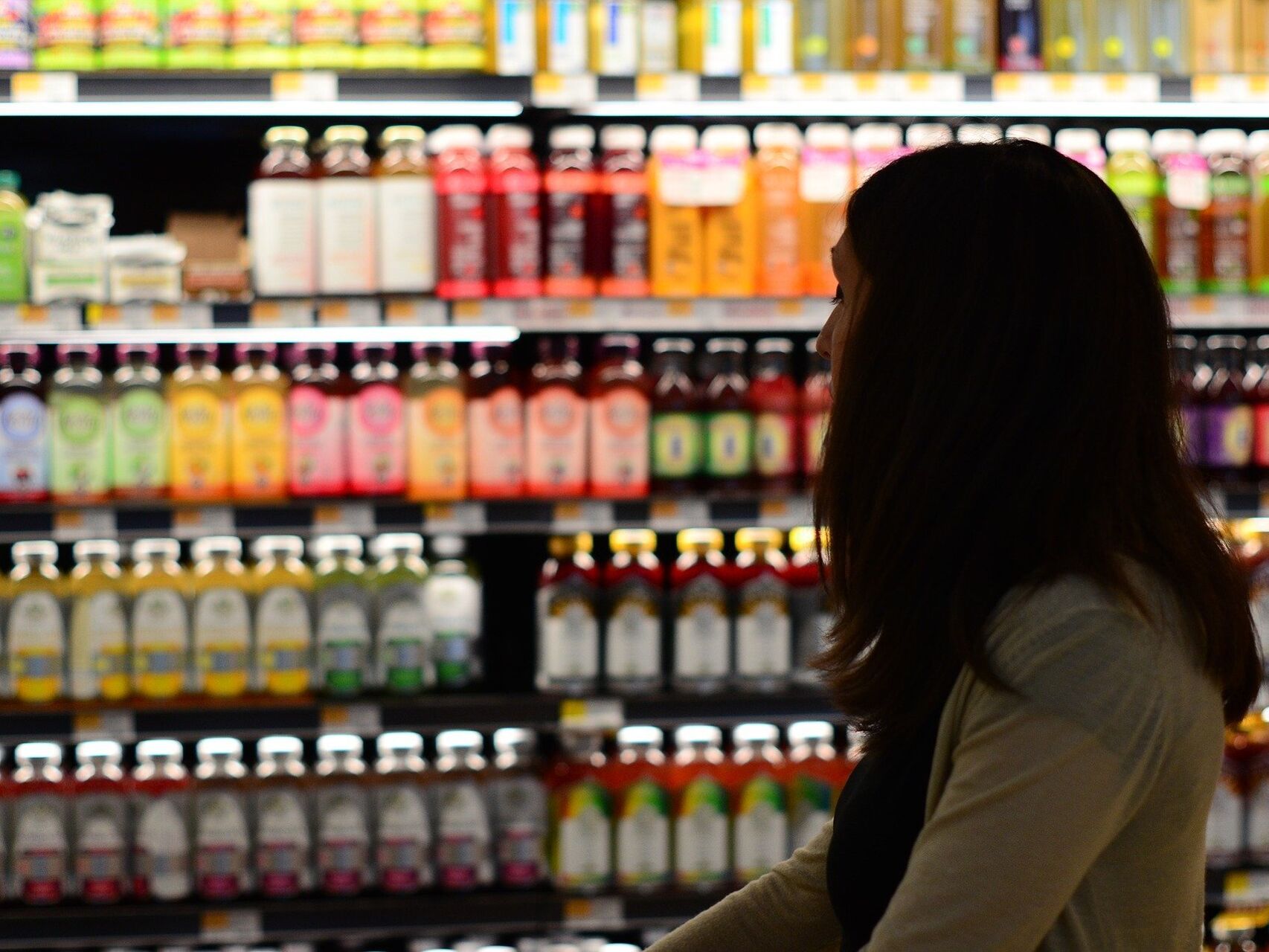 Una mujer en un supermercado. Pixabay