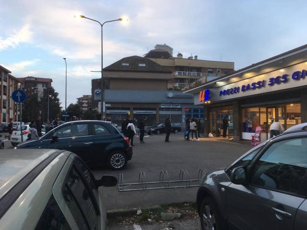 Milaneses esperando en cola para entrar en el supermercado. D.A