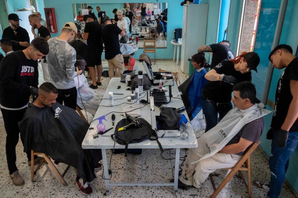 La sede de la Asociación de Vecinos de Azorín se convirtió, ayer, en una improvisada peluquería en la que 81 personas pudieron beneficiarse del corte de pelo solidario. F. Pallero