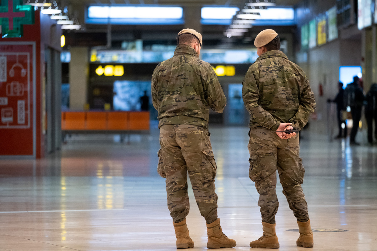 Las terminales de los aeropuertos de las Islas ofrecen una imagen inusual al quedarse vacías, sin turistas y sin pasajeros regionales, por el estado de alarma. Sergio Méndez