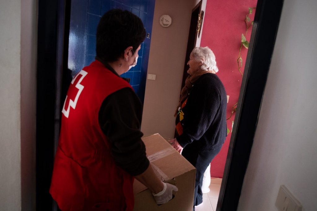 Petra Francisco, a sus 75 años, es una de las personas que recibe, en el actual estado de alarma, la ayuda de Cruz Roja, que la acompaña y atiende en sus necesidades FRAN PALLERO