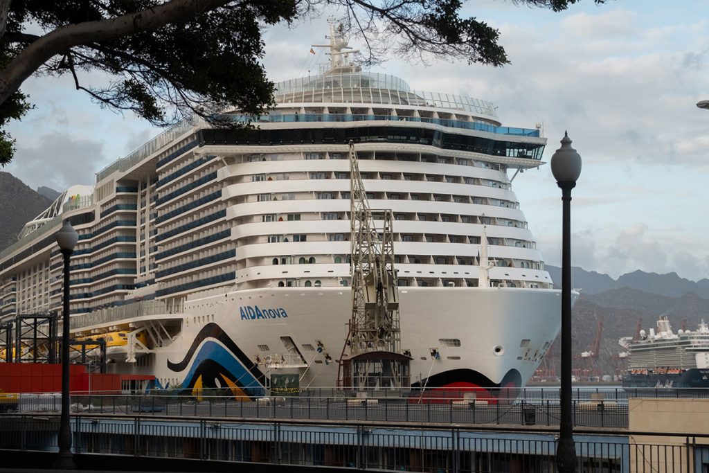 El crucero AIDAnova, en el puerto de Santa Cruz de Tenerife durante el estado de alarma por coronavirus