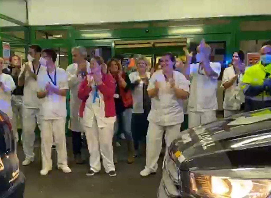 Sirenas y aplausos de la Policía a los sanitarios en Santa Cruz. DA
