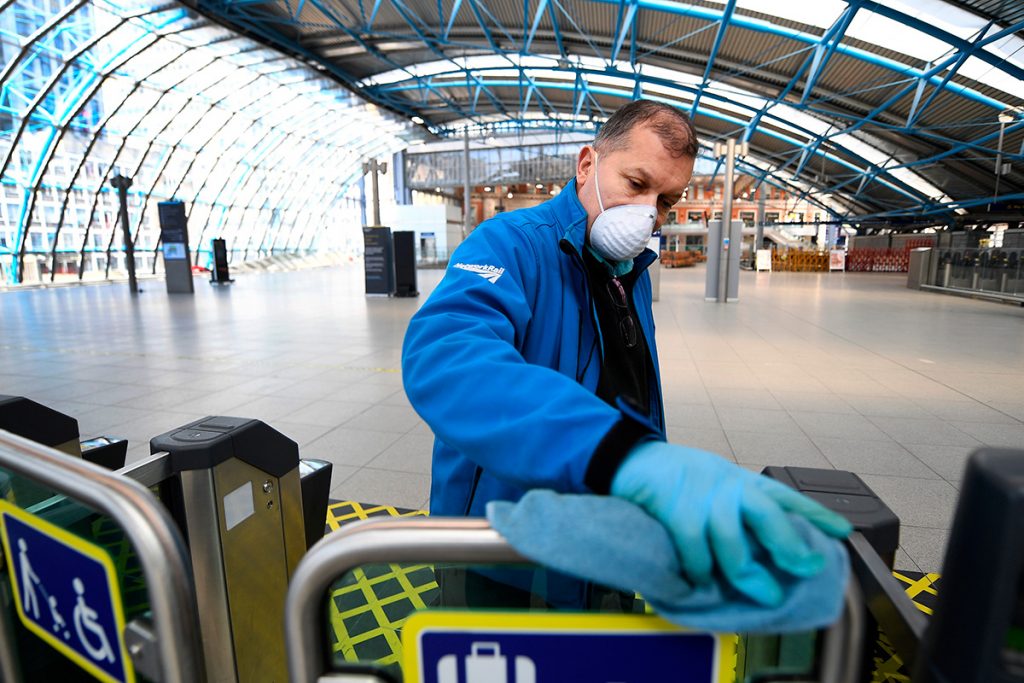 Trabajos de limpieza y desinfección en las estaciones de transporte público en Reino Unido por la pandemia de coronavirus