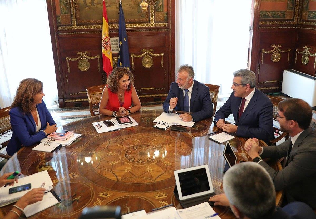 Imagen de archivo de una reunión del presidente de Canarias, Ángel Víctor Torres, con la ministra de Hacienda, María Jesús Montero. EP