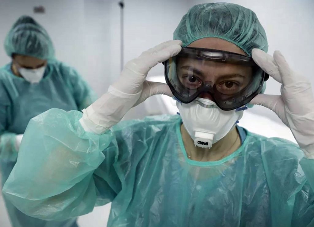 Enfermera con mascarilla y gafas de protección contra el coronavirus. | SATSE