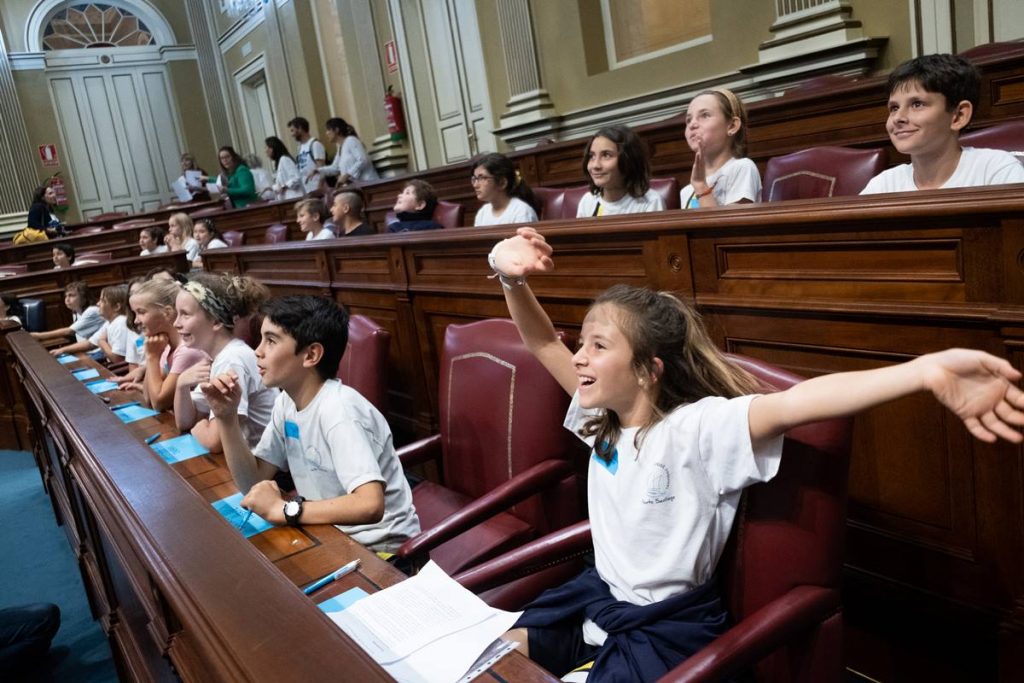 Un detalle del pleno infantil celebrado ayer en el Parlamento de Canarias. Fran Pallero