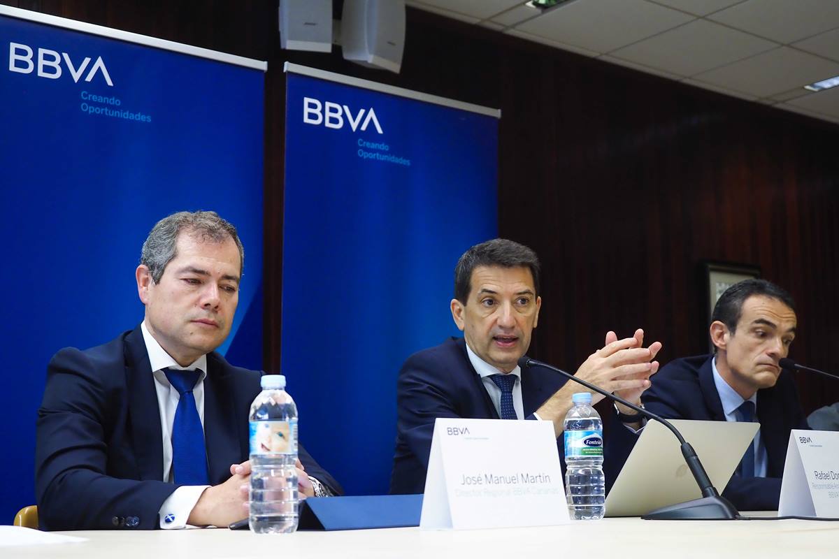 El responsable de Análisis Económico de BBVA Research, Rafael Doménech (centro), durante la presentación. S. M.