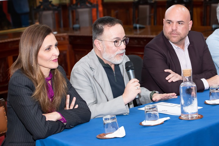Carolina Rodríguez, José Gregorio Martín Plata y Marco González, durante la reunión con los vecinos. DA