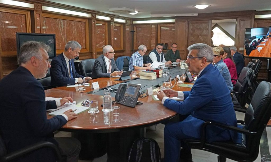 Ángel Víctor Torres conversa con Román Rodríguez, en la reunión del Consejo Asesor del Presidente. DA