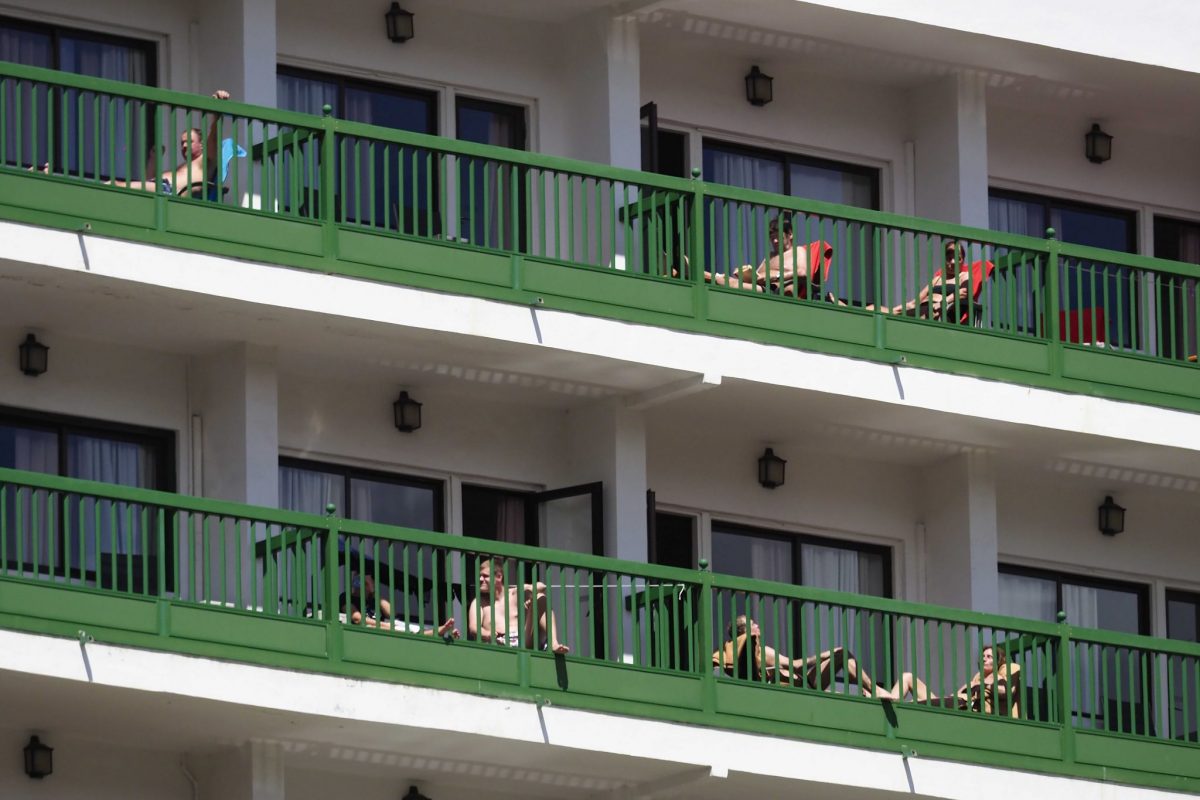 Turistas del Puerto de la Cruz disfrutan del sol y de las vistas desde los balcones y terrazas de los hoteles y apartamentos. Sergio Méndez