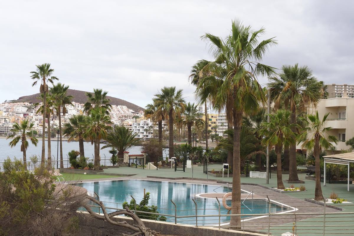Imagen del estado actual de una piscina en un establecimiento hotelero en el sur de Tenerife; el Gobierno decretará pronto el cierre de los hoteles. DA